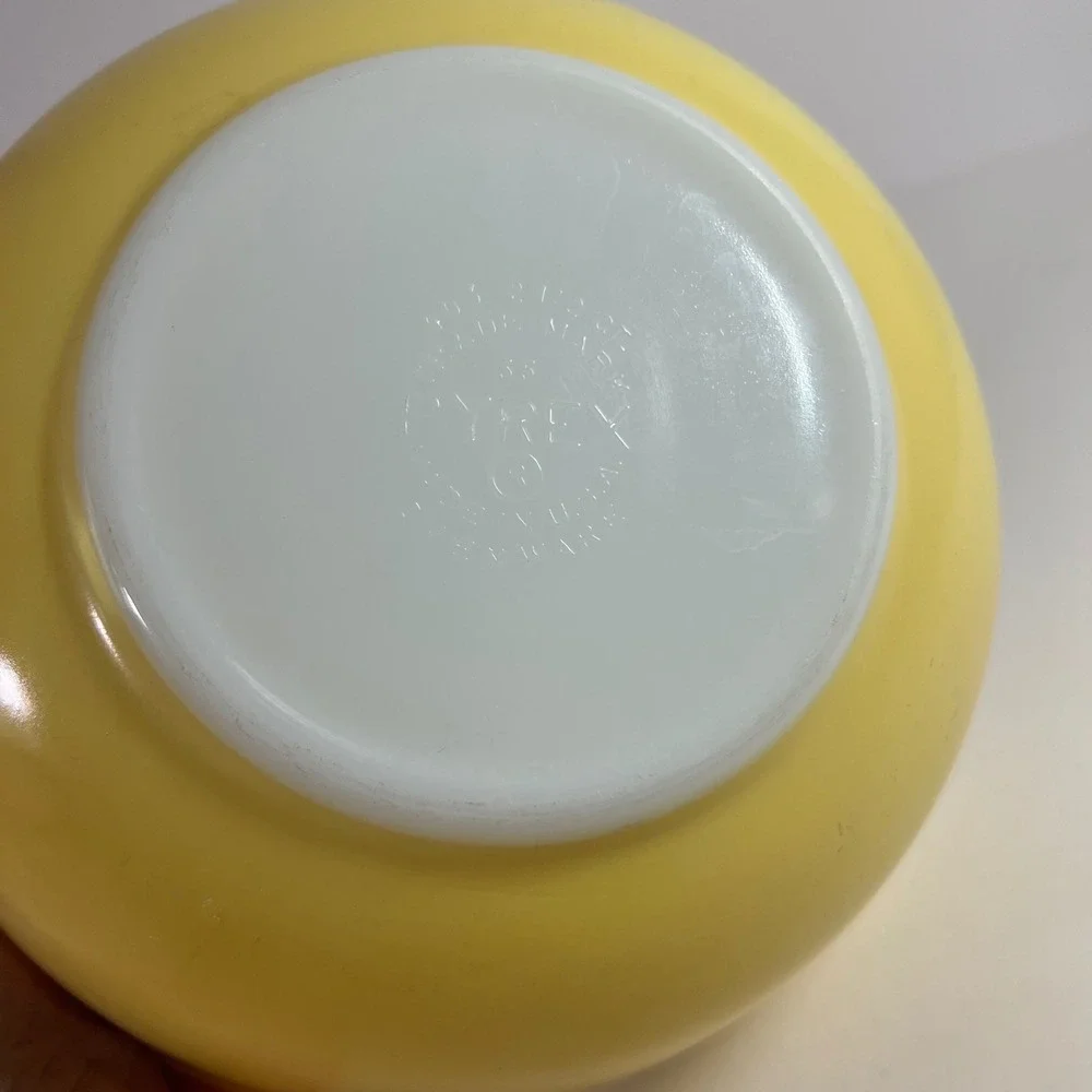 Vintage Pyrex 2.5qt Yellow Bowl #35 Made in USA 403